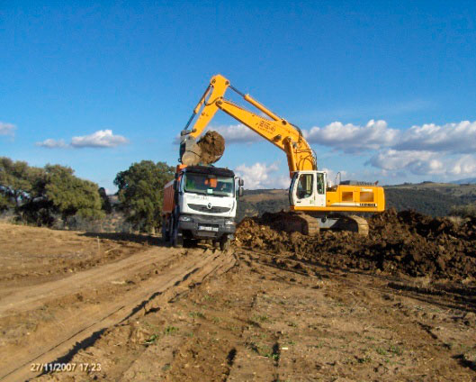 Excavadora realizando trabajos de movimiento de tierras